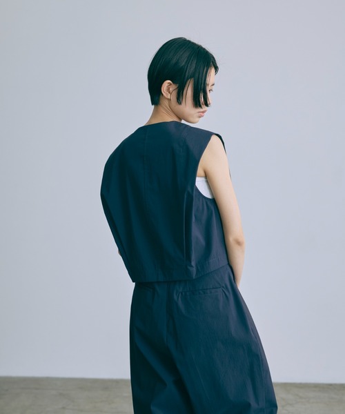 EN NEUME(エンノイム)の「【Set Up】Tucked Sleeve Gilet(ベスト・レディース・ブラック/キャメル/ネイビー・FREE)」の14枚目の写真