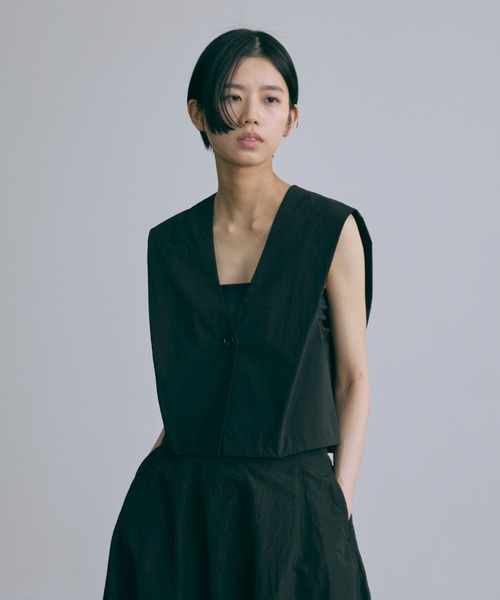 EN NEUME(エンノイム)の「【Set Up】Tucked Sleeve Gilet(ベスト・レディース・ブラック/キャメル/ネイビー・FREE)」の15枚目の写真