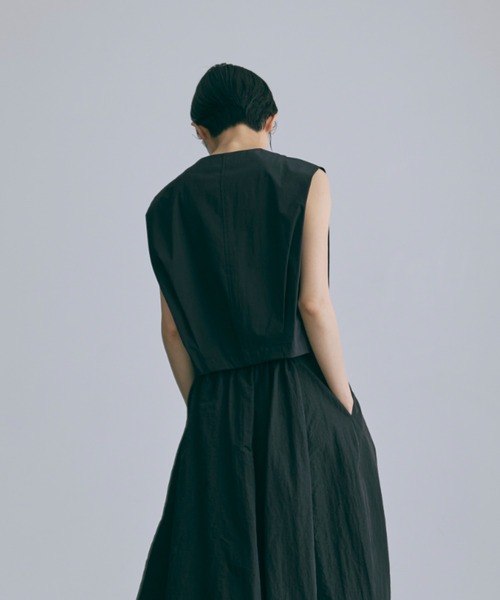 EN NEUME(エンノイム)の「【Set Up】Tucked Sleeve Gilet(ベスト・レディース・ブラック/キャメル/ネイビー・FREE)」の16枚目の写真