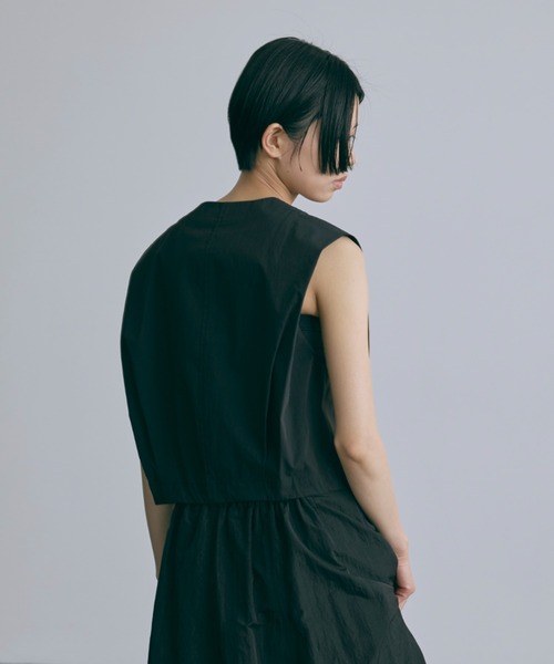 EN NEUME(エンノイム)の「【Set Up】Tucked Sleeve Gilet(ベスト・レディース・ブラック/キャメル/ネイビー・FREE)」の17枚目の写真