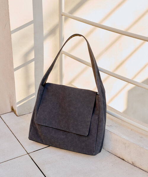 WHIMSIC（ウィムジック）の「【WHIMSIC】ヴィーガンスウェードレザーニュースペーパーバッグ（ショルダーバッグ・レディース・ブラック/グレイッシュベージュ/キャメル・FREE）」の2枚目の写真