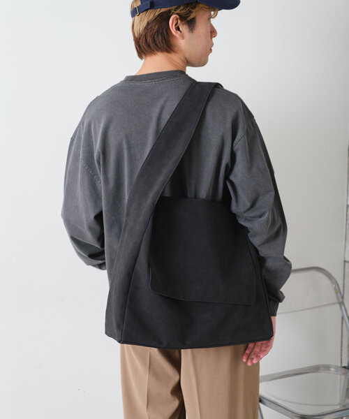 WHIMSIC（ウィムジック）の「【WHIMSIC】ヴィーガンスウェードレザーニュースペーパーバッグ（ショルダーバッグ・レディース・ブラック/グレイッシュベージュ/キャメル・FREE）」の4枚目の写真