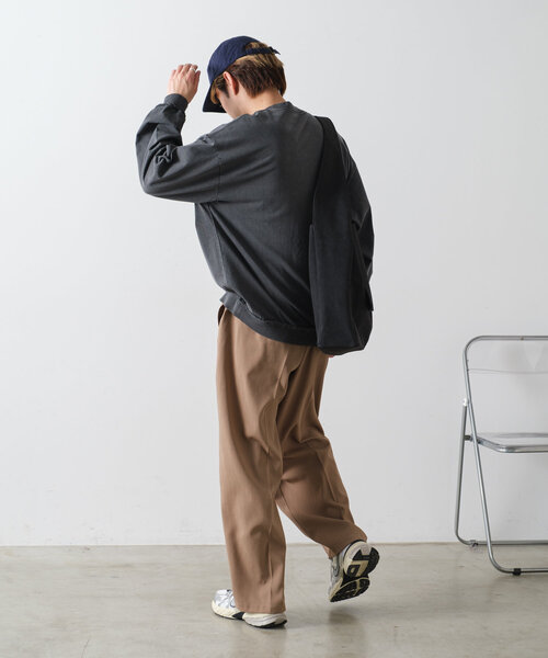 WHIMSIC（ウィムジック）の「【WHIMSIC】ヴィーガンスウェードレザーニュースペーパーバッグ（ショルダーバッグ・レディース・ブラック/グレイッシュベージュ/キャメル・FREE）」の6枚目の写真