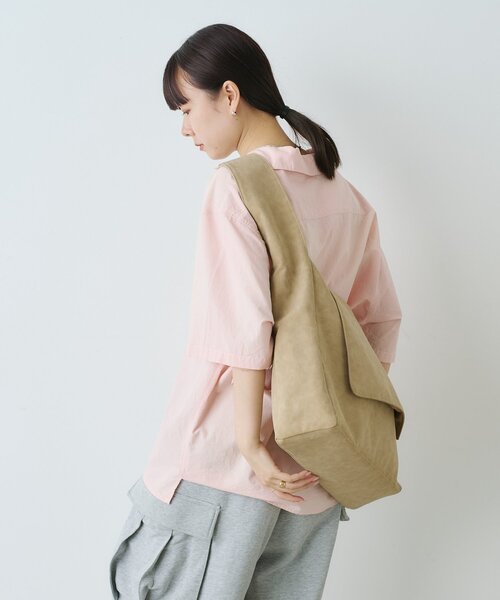 WHIMSIC（ウィムジック）の「【WHIMSIC】ヴィーガンスウェードレザーニュースペーパーバッグ（ショルダーバッグ・レディース・ブラック/グレイッシュベージュ/キャメル・FREE）」の8枚目の写真