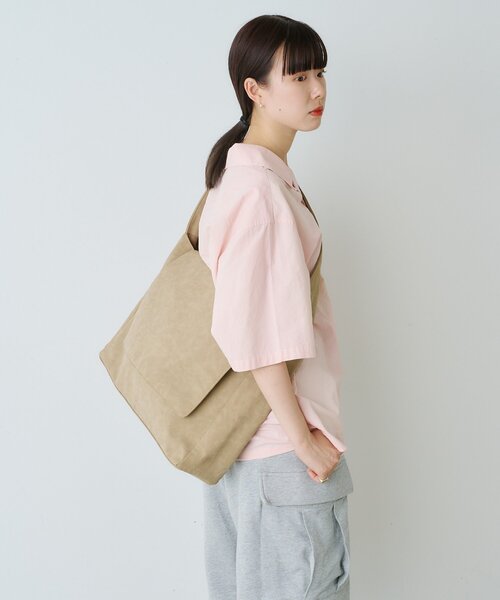 WHIMSIC（ウィムジック）の「【WHIMSIC】ヴィーガンスウェードレザーニュースペーパーバッグ（ショルダーバッグ・レディース・ブラック/グレイッシュベージュ/キャメル・FREE）」の9枚目の写真