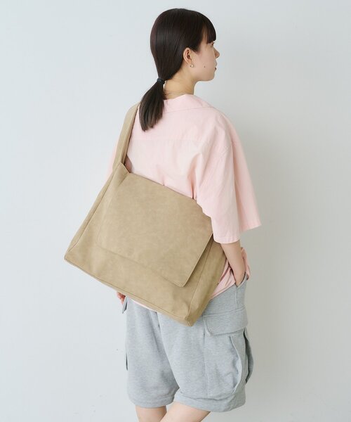 WHIMSIC（ウィムジック）の「【WHIMSIC】ヴィーガンスウェードレザーニュースペーパーバッグ（ショルダーバッグ・レディース・ブラック/グレイッシュベージュ/キャメル・FREE）」の11枚目の写真