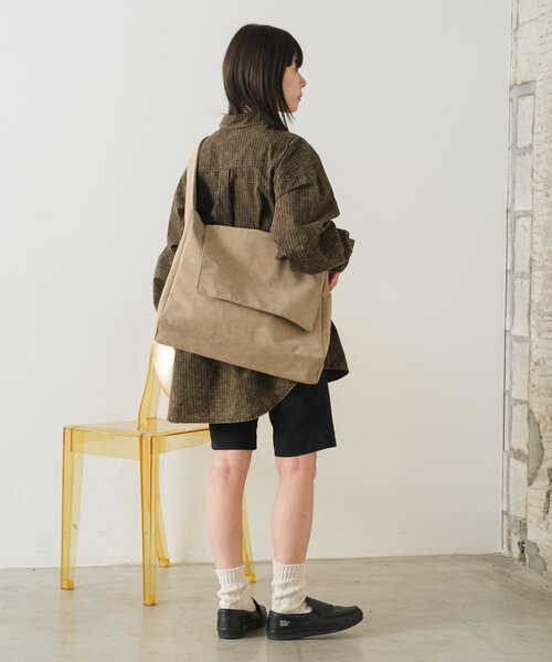 WHIMSIC（ウィムジック）の「【WHIMSIC】ヴィーガンスウェードレザーニュースペーパーバッグ（ショルダーバッグ・レディース・ブラック/グレイッシュベージュ/キャメル・FREE）」の12枚目の写真