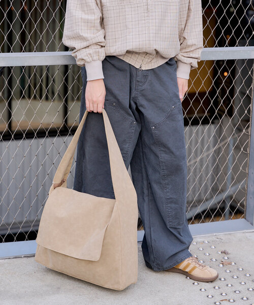 WHIMSIC（ウィムジック）の「【WHIMSIC】ヴィーガンスウェードレザーニュースペーパーバッグ（ショルダーバッグ・レディース・ブラック/グレイッシュベージュ/キャメル・FREE）」の16枚目の写真