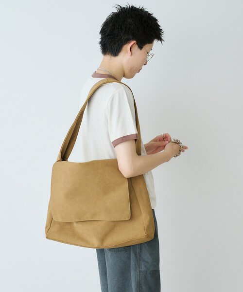 WHIMSIC（ウィムジック）の「【WHIMSIC】ヴィーガンスウェードレザーニュースペーパーバッグ（ショルダーバッグ・レディース・ブラック/グレイッシュベージュ/キャメル・FREE）」の19枚目の写真