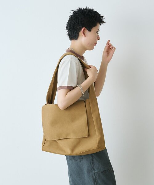 WHIMSIC（ウィムジック）の「【WHIMSIC】ヴィーガンスウェードレザーニュースペーパーバッグ（ショルダーバッグ・レディース・ブラック/グレイッシュベージュ/キャメル・FREE）」の20枚目の写真