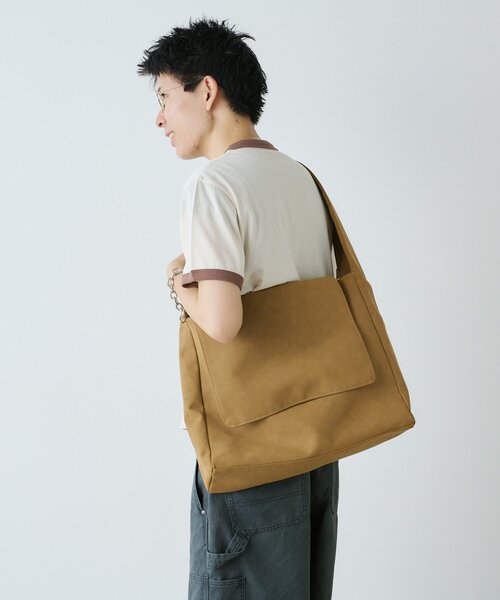 WHIMSIC（ウィムジック）の「【WHIMSIC】ヴィーガンスウェードレザーニュースペーパーバッグ（ショルダーバッグ・レディース・ブラック/グレイッシュベージュ/キャメル・FREE）」の22枚目の写真