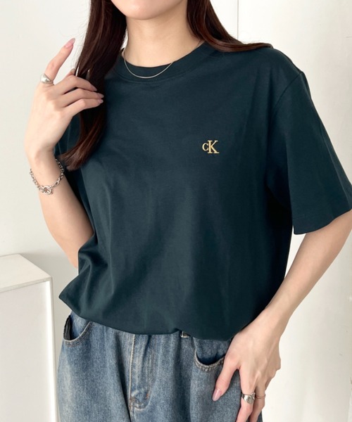 Calvin Klein(カルバン・クライン)の「Calvin Klein(カルバン・クライン)/CK ワンポイント モノグラム ロゴ刺繍 クルーネック 半袖 Tシャツ/SS EASY MONOGRAM TEE(Tシャツ/カットソー・レディース・グリーン/ピンク/グリーン系その他/ネイビー/レッド/ライム/ブルー/チャコールグレー/グレー/ライトブルー・XL/L/M/S)」の7枚目の写真