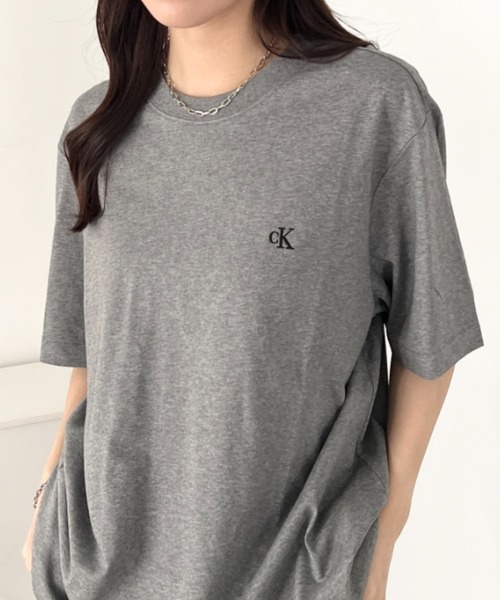 Calvin Klein(カルバン・クライン)の「Calvin Klein(カルバン・クライン)/CK ワンポイント モノグラム ロゴ刺繍 クルーネック 半袖 Tシャツ/SS EASY MONOGRAM TEE(Tシャツ/カットソー・レディース・グリーン/ピンク/グリーン系その他/ネイビー/レッド/ライム/ブルー/チャコールグレー/グレー/ライトブルー・XL/L/M/S)」の1枚目の写真