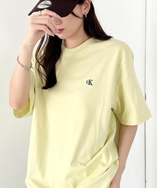 Calvin Klein(カルバン・クライン)の「Calvin Klein(カルバン・クライン)/CK ワンポイント モノグラム ロゴ刺繍 クルーネック 半袖 Tシャツ/SS EASY MONOGRAM TEE(Tシャツ/カットソー・レディース・グリーン/ピンク/グリーン系その他/ネイビー/レッド/ライム/ブルー/チャコールグレー/グレー/ライトブルー・XL/L/M/S)」の3枚目の写真