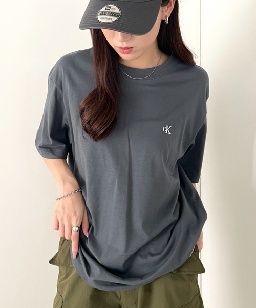 Calvin Klein(カルバン・クライン)の「Calvin Klein(カルバン・クライン)/CK ワンポイント モノグラム ロゴ刺繍 クルーネック 半袖 Tシャツ/SS EASY MONOGRAM TEE(Tシャツ/カットソー・レディース・グリーン/ピンク/グリーン系その他/ネイビー/レッド/ライム/ブルー/チャコールグレー/グレー/ライトブルー・XL/L/M/S)」の13枚目の写真