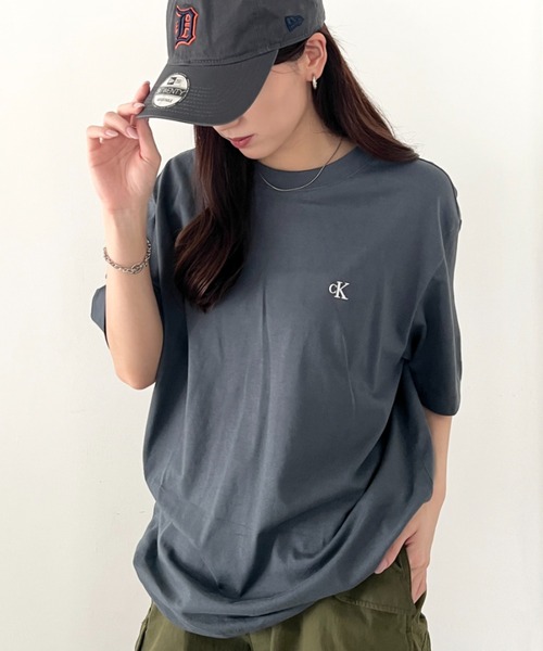 Calvin Klein(カルバン・クライン)の「Calvin Klein(カルバン・クライン)/CK ワンポイント モノグラム ロゴ刺繍 クルーネック 半袖 Tシャツ/SS EASY MONOGRAM TEE(Tシャツ/カットソー・レディース・グリーン/ピンク/グリーン系その他/ネイビー/レッド/ライム/ブルー/チャコールグレー/グレー/ライトブルー・XL/L/M/S)」の15枚目の写真