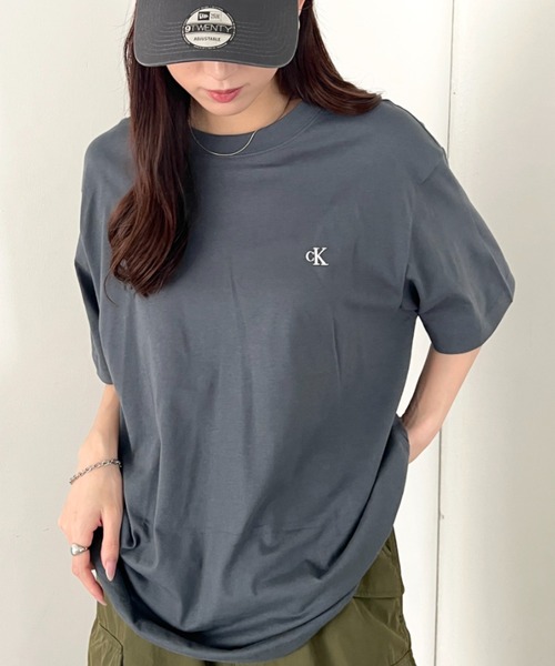 Calvin Klein(カルバン・クライン)の「Calvin Klein(カルバン・クライン)/CK ワンポイント モノグラム ロゴ刺繍 クルーネック 半袖 Tシャツ/SS EASY MONOGRAM TEE(Tシャツ/カットソー・レディース・グリーン/ピンク/グリーン系その他/ネイビー/レッド/ライム/ブルー/チャコールグレー/グレー/ライトブルー・XL/L/M/S)」の12枚目の写真