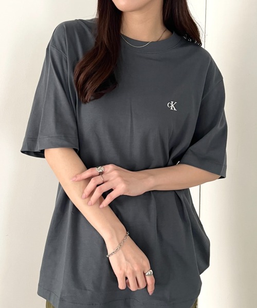 Calvin Klein(カルバン・クライン)の「Calvin Klein(カルバン・クライン)/CK ワンポイント モノグラム ロゴ刺繍 クルーネック 半袖 Tシャツ/SS EASY MONOGRAM TEE(Tシャツ/カットソー・レディース・グリーン/ピンク/グリーン系その他/ネイビー/レッド/ライム/ブルー/チャコールグレー/グレー/ライトブルー・XL/L/M/S)」の11枚目の写真