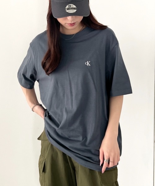 Calvin Klein(カルバン・クライン)の「Calvin Klein(カルバン・クライン)/CK ワンポイント モノグラム ロゴ刺繍 クルーネック 半袖 Tシャツ/SS EASY MONOGRAM TEE(Tシャツ/カットソー・レディース・グリーン/ピンク/グリーン系その他/ネイビー/レッド/ライム/ブルー/チャコールグレー/グレー/ライトブルー・XL/L/M/S)」の14枚目の写真