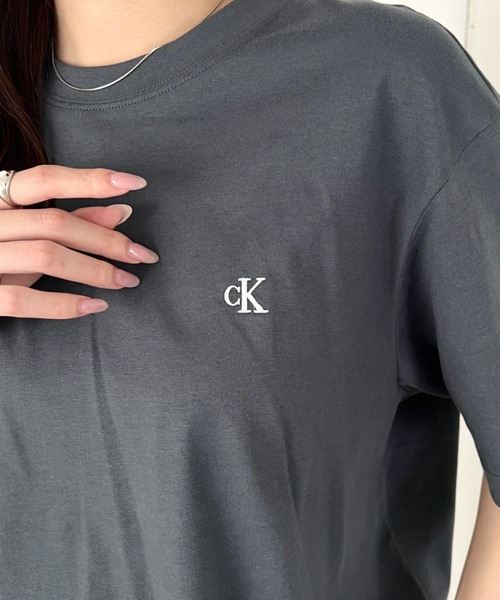 Calvin Klein(カルバン・クライン)の「Calvin Klein(カルバン・クライン)/CK ワンポイント モノグラム ロゴ刺繍 クルーネック 半袖 Tシャツ/SS EASY MONOGRAM TEE(Tシャツ/カットソー・レディース・グリーン/ピンク/グリーン系その他/ネイビー/レッド/ライム/ブルー/チャコールグレー/グレー/ライトブルー・XL/L/M/S)」の16枚目の写真