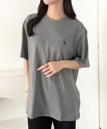 at12:03（アットイチニーゼロサン）の「Calvin Klein(カルバン・クライン)/CK ワンポイント モノグラム ロゴ刺繍 クルーネック 半袖 Tシャツ/SS EASY MONOGRAM TEE（Tシャツ/カットソー）」