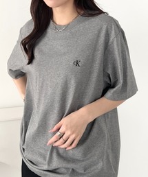 at12:03（アットイチニーゼロサン）の「Calvin Klein(カルバン・クライン)/CK ワンポイント モノグラム ロゴ刺繍 クルーネック 半袖 Tシャツ/SS EASY MONOGRAM TEE（Tシャツ/カットソー）」