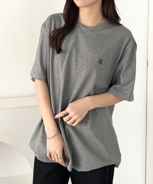 at12:03（アットイチニーゼロサン）の「Calvin Klein(カルバン・クライン)/CK ワンポイント モノグラム ロゴ刺繍 クルーネック 半袖 Tシャツ/SS EASY MONOGRAM TEE（Tシャツ/カットソー）」
