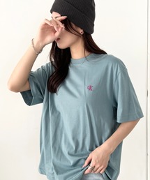 at12:03（アットイチニーゼロサン）の「Calvin Klein(カルバン・クライン)/CK ワンポイント モノグラム ロゴ刺繍 クルーネック 半袖 Tシャツ/SS EASY MONOGRAM TEE（Tシャツ/カットソー）」