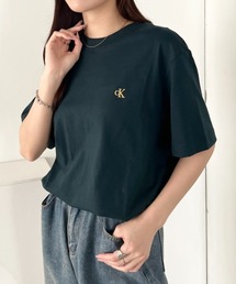 at12:03（アットイチニーゼロサン）の「Calvin Klein(カルバン・クライン)/CK ワンポイント モノグラム ロゴ刺繍 クルーネック 半袖 Tシャツ/SS EASY MONOGRAM TEE（Tシャツ/カットソー）」
