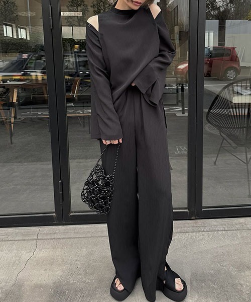 WILLFULLY(ウィルフリー)の「crepe hem slit relax PT(その他パンツ・レディース・ブラック/ブラウン/ホワイト系その他・FREE)」の4枚目の写真