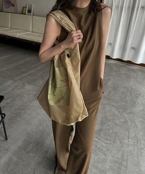 WILLFULLY(ウィルフリー)の「crepe hem slit relax PT(その他パンツ・レディース・ブラック/ブラウン/ホワイト系その他・FREE)」の11枚目の写真