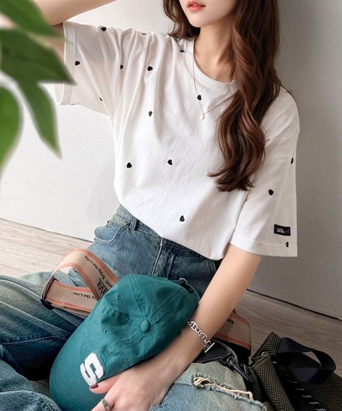 Java（ジャバ）の「《JaVaジャバコラボ》春夏のカジュアルに、大人の“可愛い”をプラス。ミニハート刺繍Tシャツ（半袖）（Tシャツ/カットソー・レディース・ホワイト×レッド/ホワイト×ブラック/チャコールグレー/グレイッシュベージュ/ネイビー・X-LARGE/SMALL/MEDIUM/LARGE）」の2枚目の写真