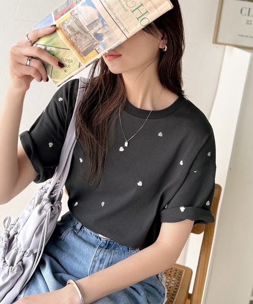 Java（ジャバ）の「《JaVaジャバコラボ》春夏のカジュアルに、大人の“可愛い”をプラス。ミニハート刺繍Tシャツ（半袖）（Tシャツ/カットソー・レディース・ホワイト×レッド/ホワイト×ブラック/チャコールグレー/グレイッシュベージュ/ネイビー・X-LARGE/SMALL/MEDIUM/LARGE）」の3枚目の写真
