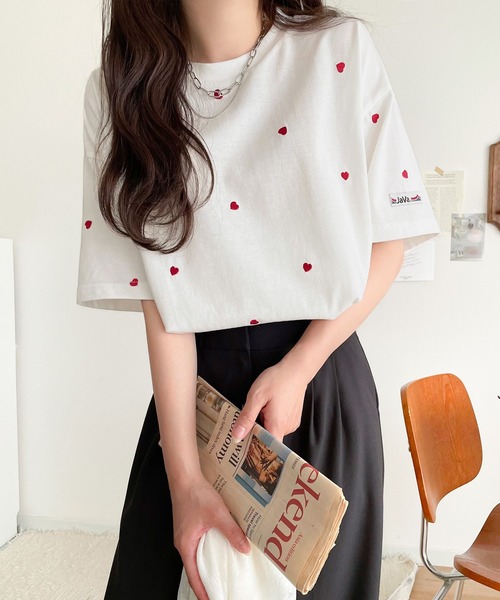 Java（ジャバ）の「《JaVaジャバコラボ》春夏のカジュアルに、大人の“可愛い”をプラス。ミニハート刺繍Tシャツ（半袖）（Tシャツ/カットソー・レディース・ホワイト×レッド/ホワイト×ブラック/チャコールグレー/グレイッシュベージュ/ネイビー・X-LARGE/SMALL/MEDIUM/LARGE）」の15枚目の写真