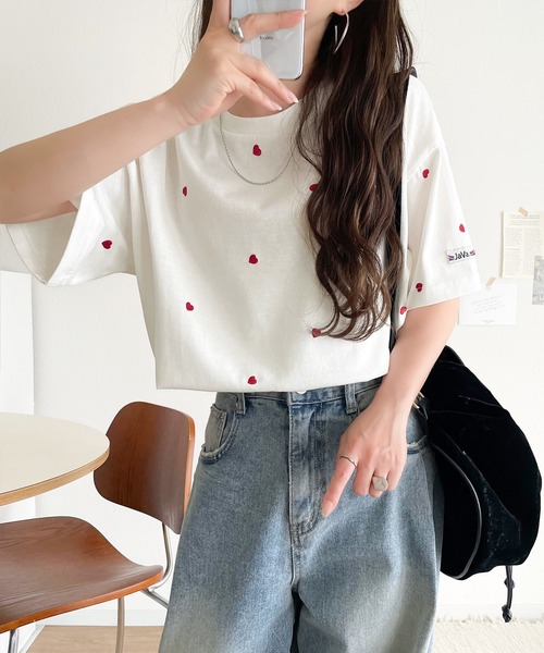 Java（ジャバ）の「《JaVaジャバコラボ》春夏のカジュアルに、大人の“可愛い”をプラス。ミニハート刺繍Tシャツ（半袖）（Tシャツ/カットソー・レディース・ホワイト×レッド/ホワイト×ブラック/チャコールグレー/グレイッシュベージュ/ネイビー・X-LARGE/SMALL/MEDIUM/LARGE）」の14枚目の写真
