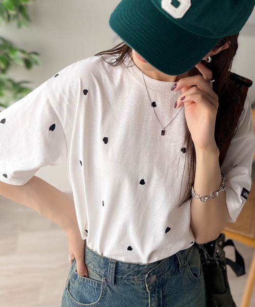 Java（ジャバ）の「《JaVaジャバコラボ》春夏のカジュアルに、大人の“可愛い”をプラス。ミニハート刺繍Tシャツ（半袖）（Tシャツ/カットソー・レディース・ホワイト×レッド/ホワイト×ブラック/チャコールグレー/グレイッシュベージュ/ネイビー・X-LARGE/SMALL/MEDIUM/LARGE）」の7枚目の写真
