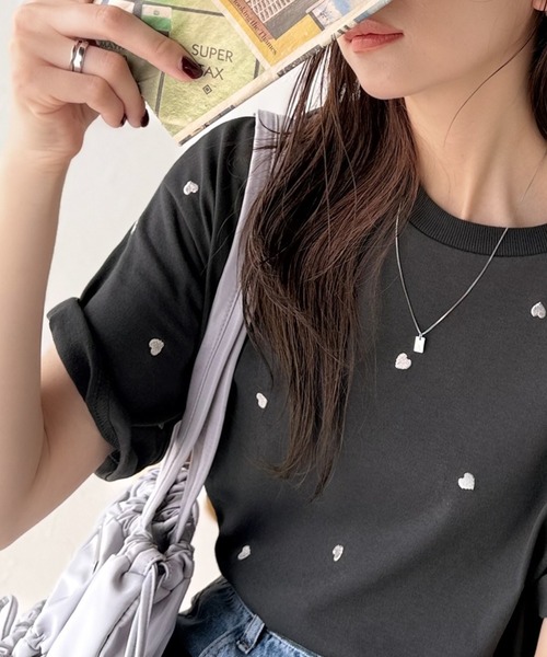 Java（ジャバ）の「《JaVaジャバコラボ》春夏のカジュアルに、大人の“可愛い”をプラス。ミニハート刺繍Tシャツ（半袖）（Tシャツ/カットソー・レディース・ホワイト×レッド/ホワイト×ブラック/チャコールグレー/グレイッシュベージュ/ネイビー・X-LARGE/SMALL/MEDIUM/LARGE）」の8枚目の写真