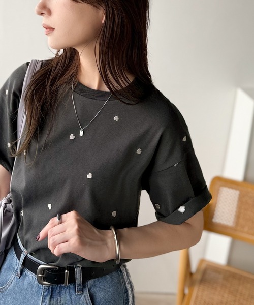 Java（ジャバ）の「《JaVaジャバコラボ》春夏のカジュアルに、大人の“可愛い”をプラス。ミニハート刺繍Tシャツ（半袖）（Tシャツ/カットソー・レディース・ホワイト×レッド/ホワイト×ブラック/チャコールグレー/グレイッシュベージュ/ネイビー・X-LARGE/SMALL/MEDIUM/LARGE）」の9枚目の写真