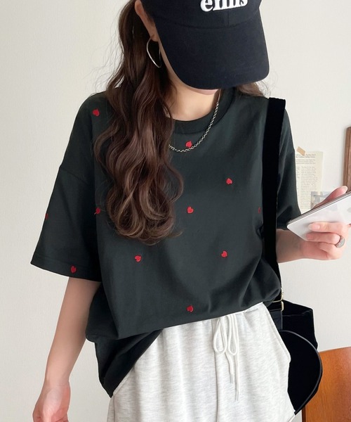 Java（ジャバ）の「《JaVaジャバコラボ》春夏のカジュアルに、大人の“可愛い”をプラス。ミニハート刺繍Tシャツ（半袖）（Tシャツ/カットソー・レディース・ホワイト×レッド/ホワイト×ブラック/チャコールグレー/グレイッシュベージュ/ネイビー・X-LARGE/SMALL/MEDIUM/LARGE）」の10枚目の写真