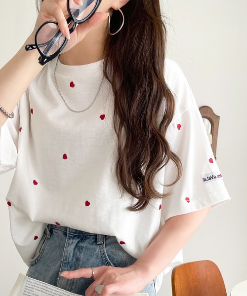 Java（ジャバ）の「《JaVaジャバコラボ》春夏のカジュアルに、大人の“可愛い”をプラス。ミニハート刺繍Tシャツ（半袖）（Tシャツ/カットソー・レディース・ホワイト×レッド/ホワイト×ブラック/チャコールグレー/グレイッシュベージュ/ネイビー・X-LARGE/SMALL/MEDIUM/LARGE）」の6枚目の写真