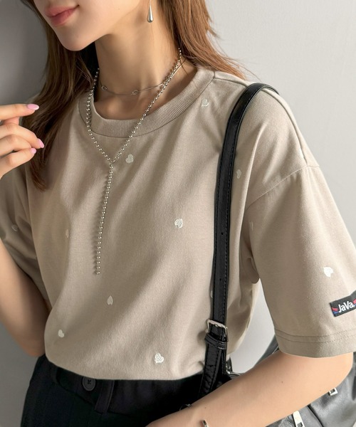 Java（ジャバ）の「《JaVaジャバコラボ》春夏のカジュアルに、大人の“可愛い”をプラス。ミニハート刺繍Tシャツ（半袖）（Tシャツ/カットソー・レディース・ホワイト×レッド/ホワイト×ブラック/チャコールグレー/グレイッシュベージュ/ネイビー・X-LARGE/SMALL/MEDIUM/LARGE）」の12枚目の写真