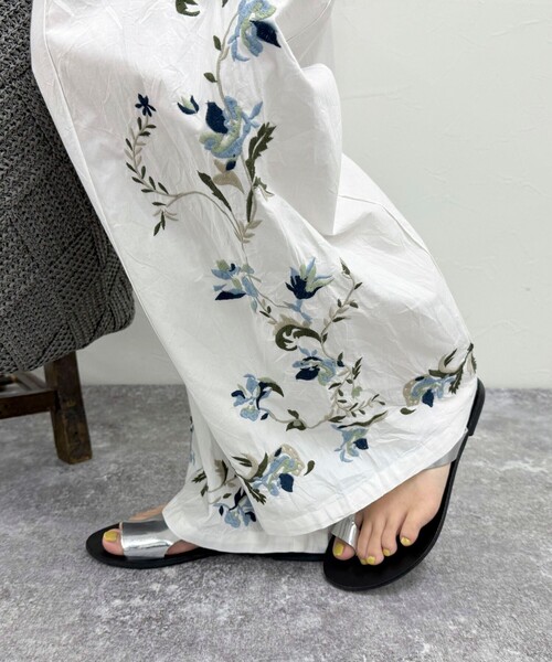 fredy emue(フレディエミュ)の「《セットアップ対応》カラフル刺繍パンツ(その他パンツ・レディース・ブラック/オフホワイト・38)」の4枚目の写真