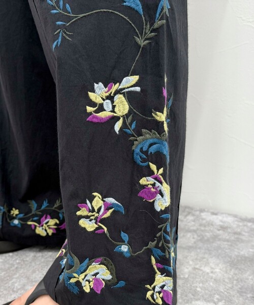 fredy emue(フレディエミュ)の「《セットアップ対応》カラフル刺繍パンツ(その他パンツ・レディース・ブラック/オフホワイト・38)」の9枚目の写真