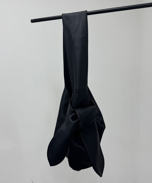 mline(エムライン)の「loti BIG結び目BAG(トートバッグ・レディース・ベージュ/ブラック・FREE)」の6枚目の写真