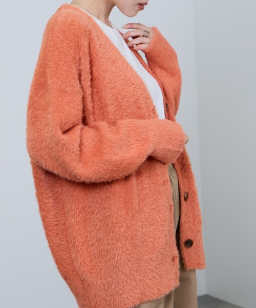 NAVY（ネイビー）の「ふわふわした柔らかな肌さわりのフェザーヤーンロングカーディガン（カーディガン/ボレロ・レディース・グリーン/ベージュ/オレンジ/チャコールグレー・FREE）」の4枚目の写真