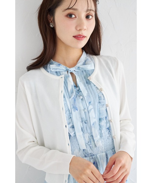 tocco closet(トッコ クローゼット)の「クリアビジュー釦カーディガン(Tシャツ/カットソー・レディース・ブラック/ピンクベージュ/オフホワイト/ブルー・M)」の3枚目の写真