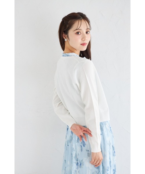 tocco closet(トッコ クローゼット)の「クリアビジュー釦カーディガン(Tシャツ/カットソー・レディース・ブラック/ピンクベージュ/オフホワイト/ブルー・M)」の9枚目の写真