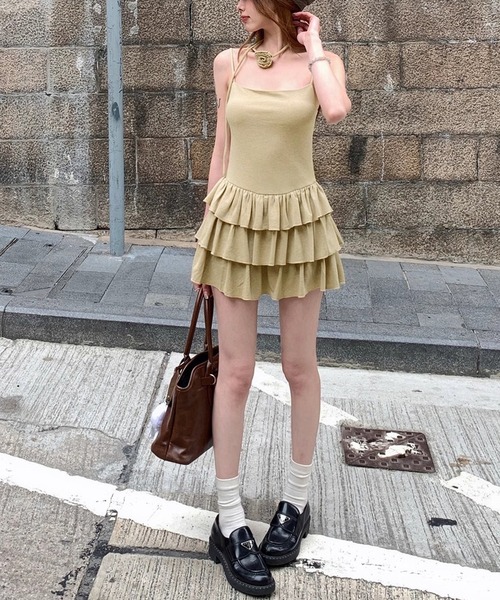 ENLIKE（エンリケ）の「チョーカー付きフリル切替えキャミワンピース（ワンピース・レディース・グレー/アイボリー/ブラック・FREE）」の4枚目の写真
