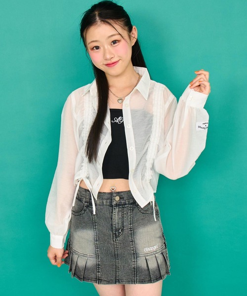 ANAP GiRL(アナップガール)の「シャーリング シアー デザイン クロップド シャツ(シャツ/ブラウス・キッズ・ホワイト/ホワイト×ブラック/ブラック/サックスブルー・S/M/XS)」の2枚目の写真