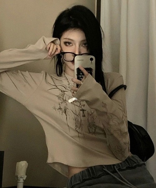 lilful(リルフル)の「フィンガーホール付き タトゥー柄プリントフードトップス(Tシャツ/カットソー・レディース・ベージュ・S/M)」の10枚目の写真